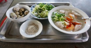 Bánh canh Bà Đợi – vừa đợi vừa ăn