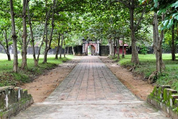 Đường vào lăng Minh Mạng