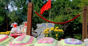 Thăm mộ Đại Tướng Võ Nguyên Giáp