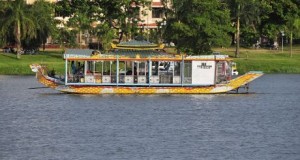 Ngược dòng Hương Giang thăm di sản Huế